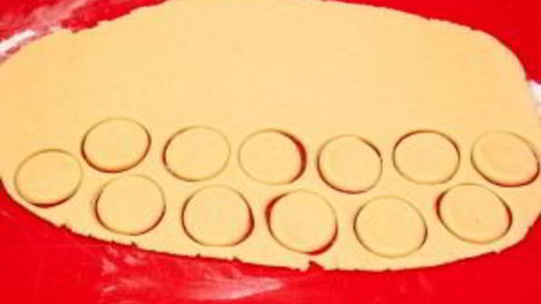 ванильное печенье с джемом и орехами