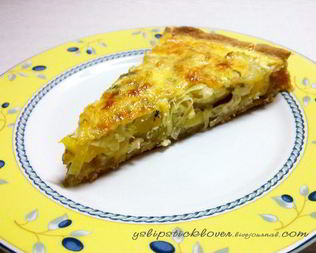 Киш с фенхелем, цукини и луком