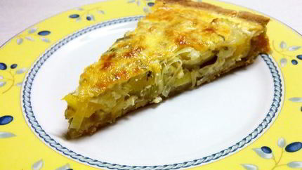 Киш с фенхелем, цукини и луком