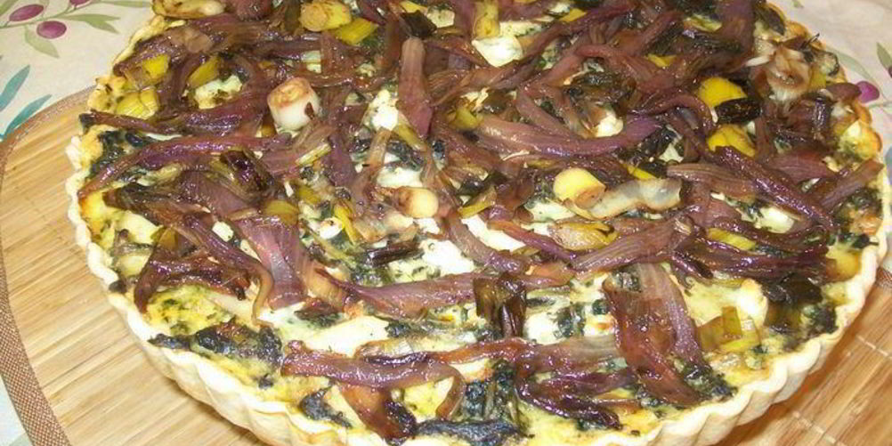 Рецепт киша со сладким картофелем, капустой кале и грибами порсини под карамелизованным луком