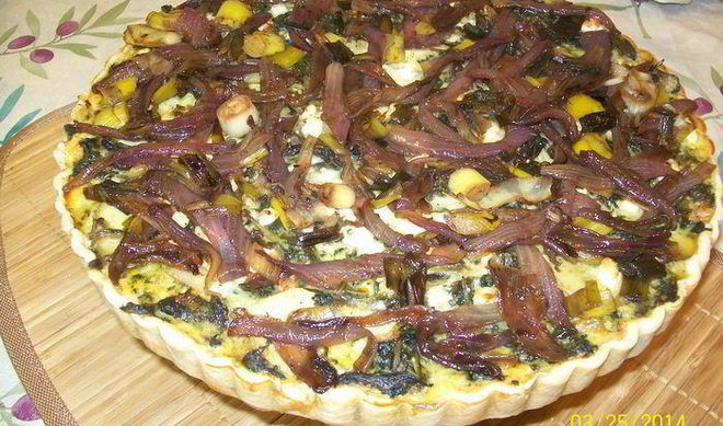 Киш со сладким картофелем, капустой кале и грибами Порсини под карамелизованным луком