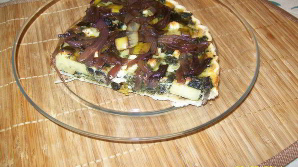 киш со сладким картофелем, капустой кале и грибами порсини под карамелизованным луком