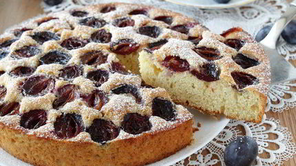 Кукурузный пирог со сливой