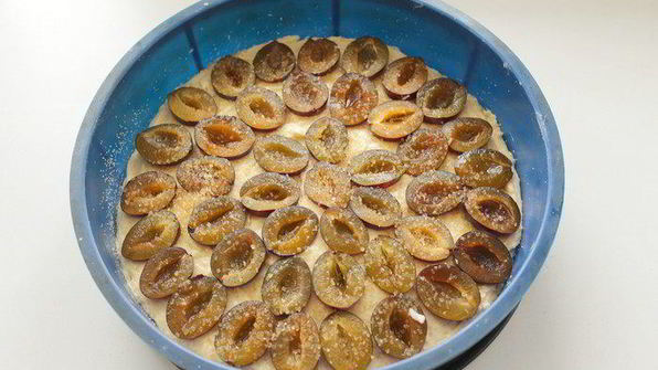 кукурузный пирог со сливой