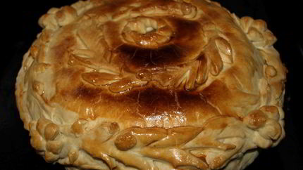 Курник из слоенного теста с блинами, грибами и курицей