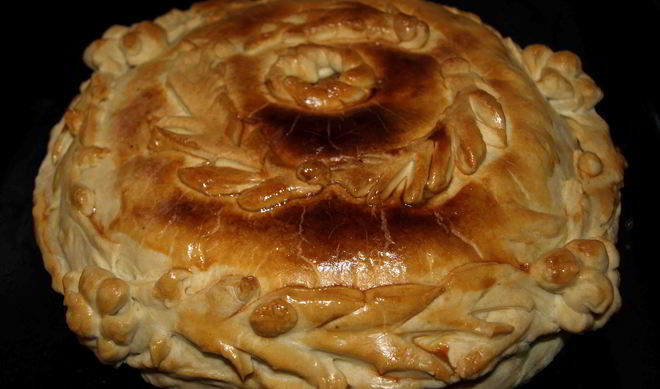 Курник из слоенного теста с блинами, грибами и курицей