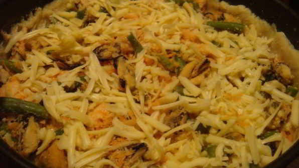 открытый пирог с семгой, мидиями и стручковой фасолью