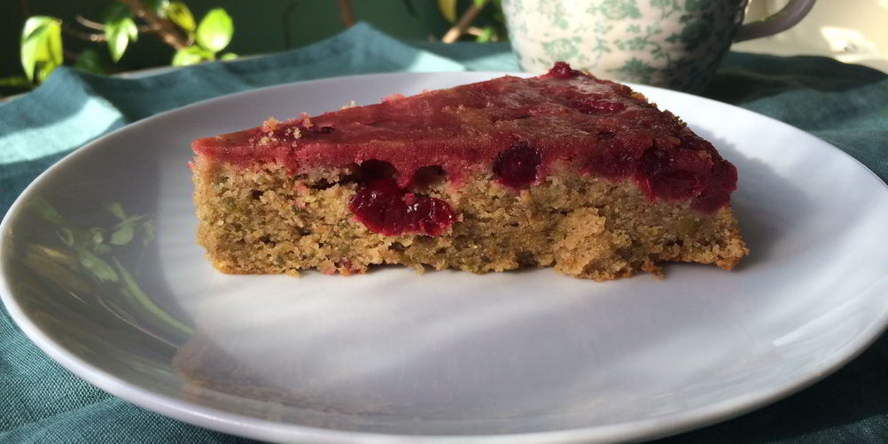 Рецепт перевернутого клюквенного пирога с фисташками