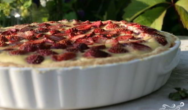 Пирог из слоеного теста с клубникой