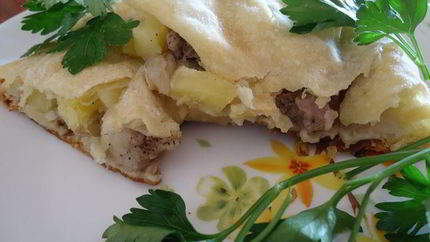 Пирог из слоеного теста с мясом и картофелем