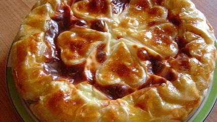 Пирог из слоеного теста с творогом и зеленью