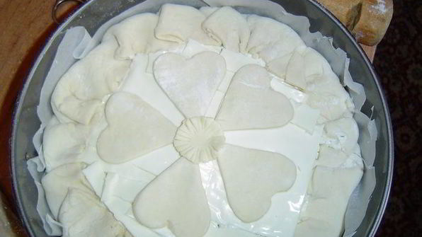 пирог из слоеного теста с творогом и зеленью