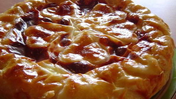 пирог из слоеного теста с творогом и зеленью