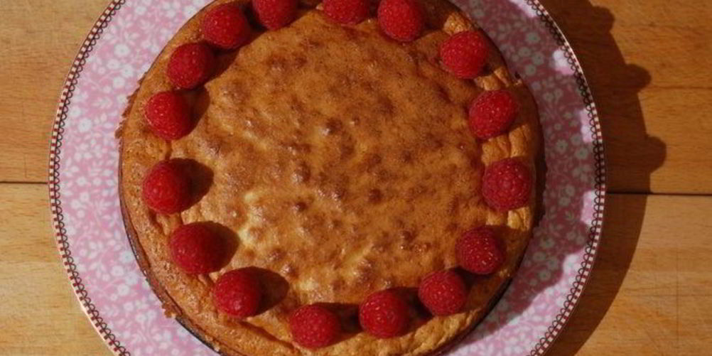 Рецепт пирога с белым шоколадом и малиной