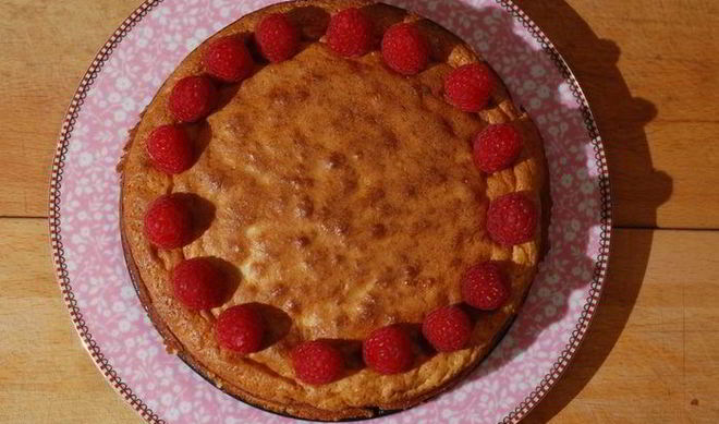 Пирог с белым шоколадом и малиной