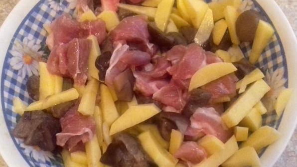 пирог с картофелем, индейкой и грибами