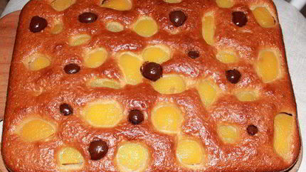 Пирог с персиками и вишней в шоколаде Леди