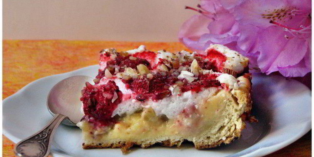 Рецепт пирога с ревенем и клубникой