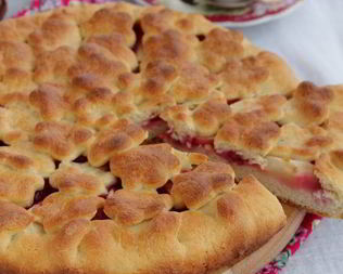 Пирог с яблоками и брусникой