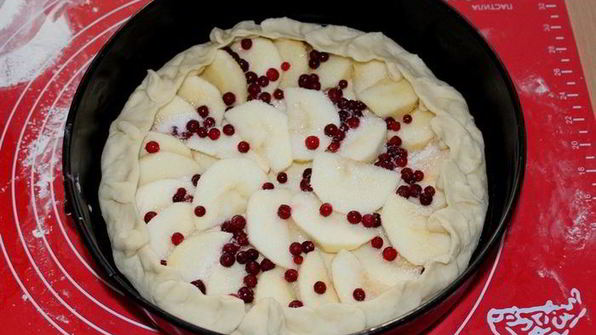 пирог с яблоками и брусникой