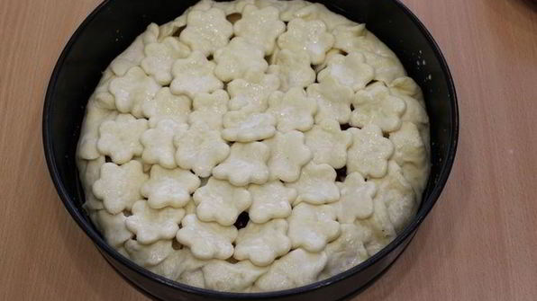 пирог с яблоками и брусникой