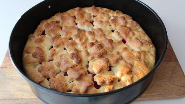 пирог с яблоками и брусникой