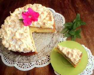 Пирог с яблоками и меренгой