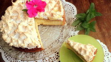 Пирог с яблоками и меренгой