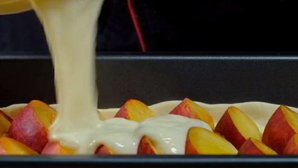 Пирог со свежими персиками