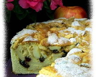 Яблочный пирог с миндалем, клюквой и изюмом