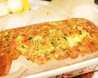 Заливной пирог с яйцом и зеленым луком на кефире