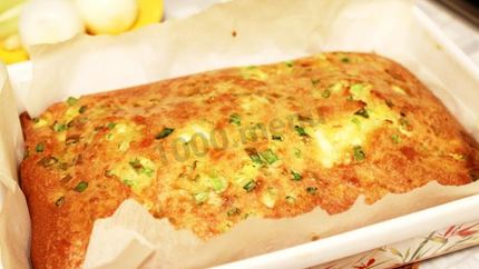 Заливной пирог с яйцом и зеленым луком на кефире