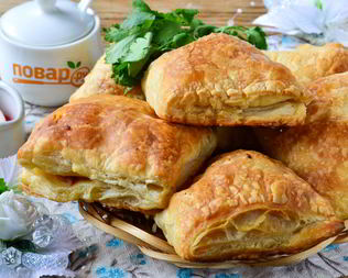 Быстрые пирожки с цыпленком и помидорами