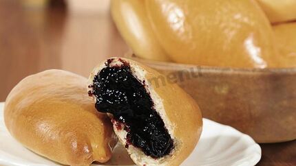 Дрожжевые пирожки с черникой