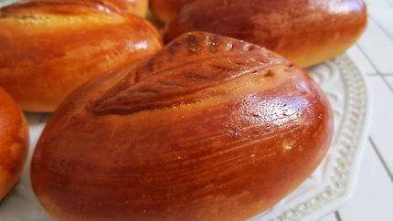 Пирожки с начинкой из картофельного пюре, лука и бекона