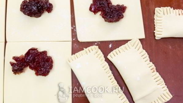 пирожки с повидлом из слоеного теста