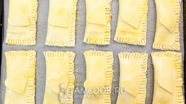 пирожки с повидлом из слоеного теста