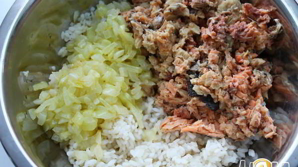 пирожки с рыбой и рисом в хлебопечке
