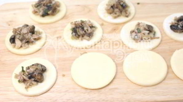 рождественские пирожки с грибами и курицей