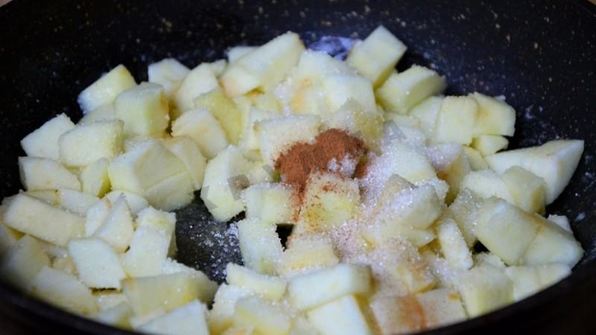 слоеные пирожки конвертики с яблоками в духовке