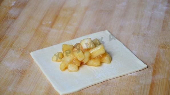 слоеные пирожки конвертики с яблоками в духовке