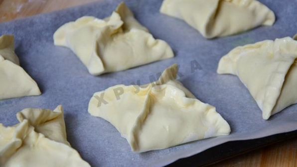слоеные пирожки конвертики с яблоками в духовке