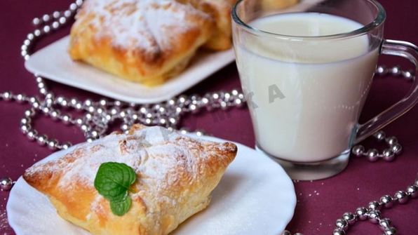 слоеные пирожки конвертики с яблоками в духовке