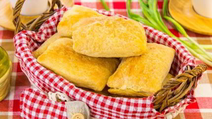 Слоеные пирожки с курицей и картофелем