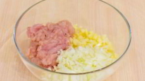 слоеные пирожки с курицей и картофелем