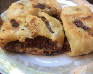 Слоеные пирожки с мясной начинкой