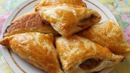 Слоеные пирожки с мясом
