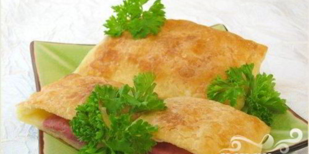 Рецепт слоеных пирожков с ветчиной и сыром