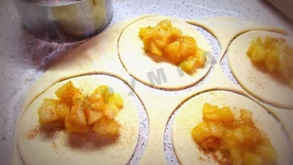 творожные пирожки в духовке с яблоком и корицей