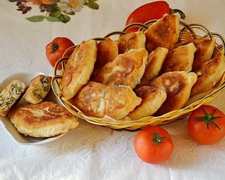 Жареные пирожки с луком и яйцом на кефире
